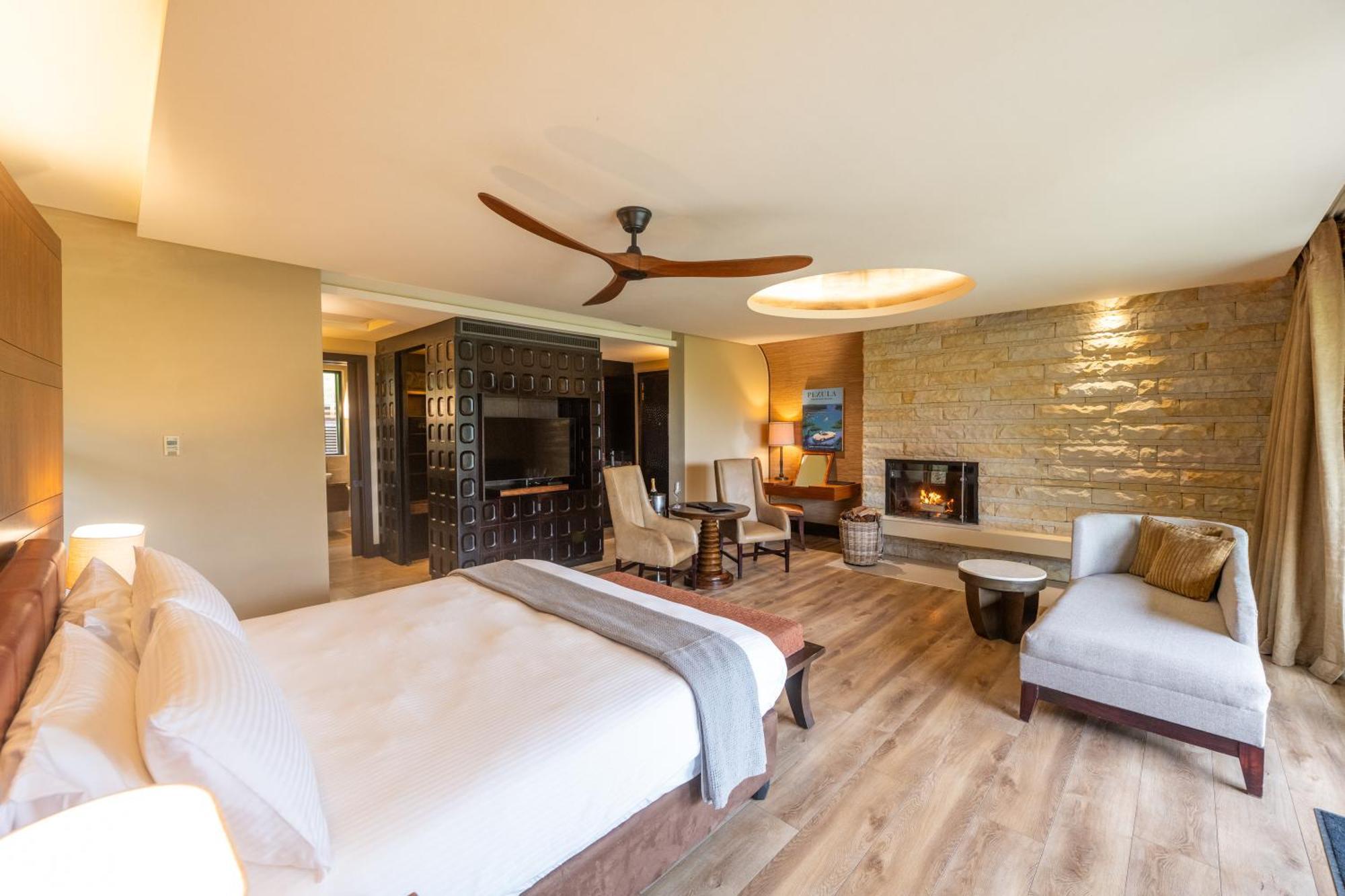 Pezula Nature Retreat Knysna Exterior photo A guest room at the Lodge at Blue Sky