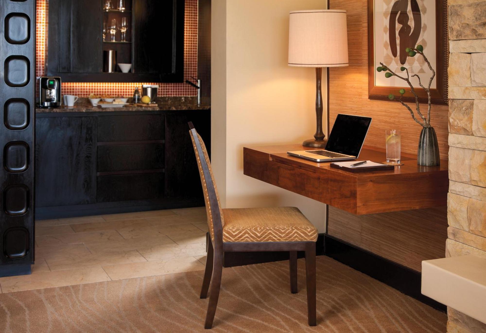 Pezula Nature Retreat Knysna Room photo A modern writing desk