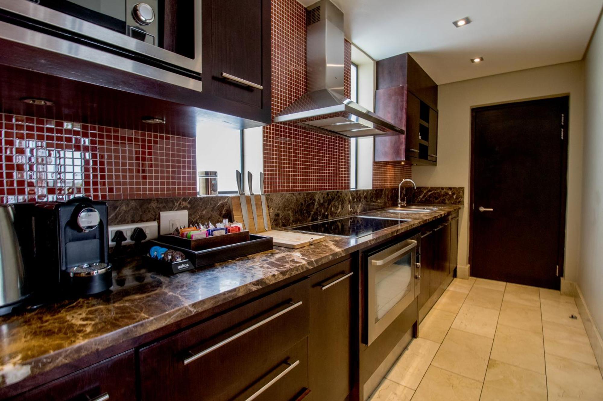 Pezula Nature Retreat Knysna Room photo A kitchen in a suite at the Hilton London West End